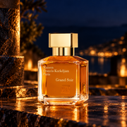 Maison Francis Kurkdjian Grand Soir Eau de Parfum 70 ml w bursztynowym wieczornym świetle – grafika kampanijna