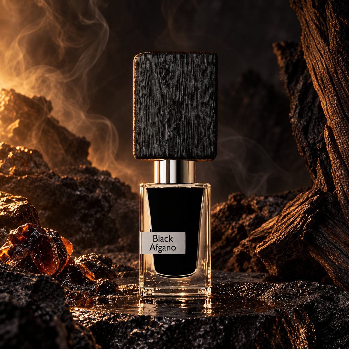 Nasomatto Black Afgano Extrait de Parfum 30 ml w dymnej scenerii bursztynowego światła i ciemnych kamieni