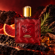 Versace Eros Flame EDP w cytrusowo-przyprawowej scenerii z rozmarynem i ciepłym bursztynowym światłem