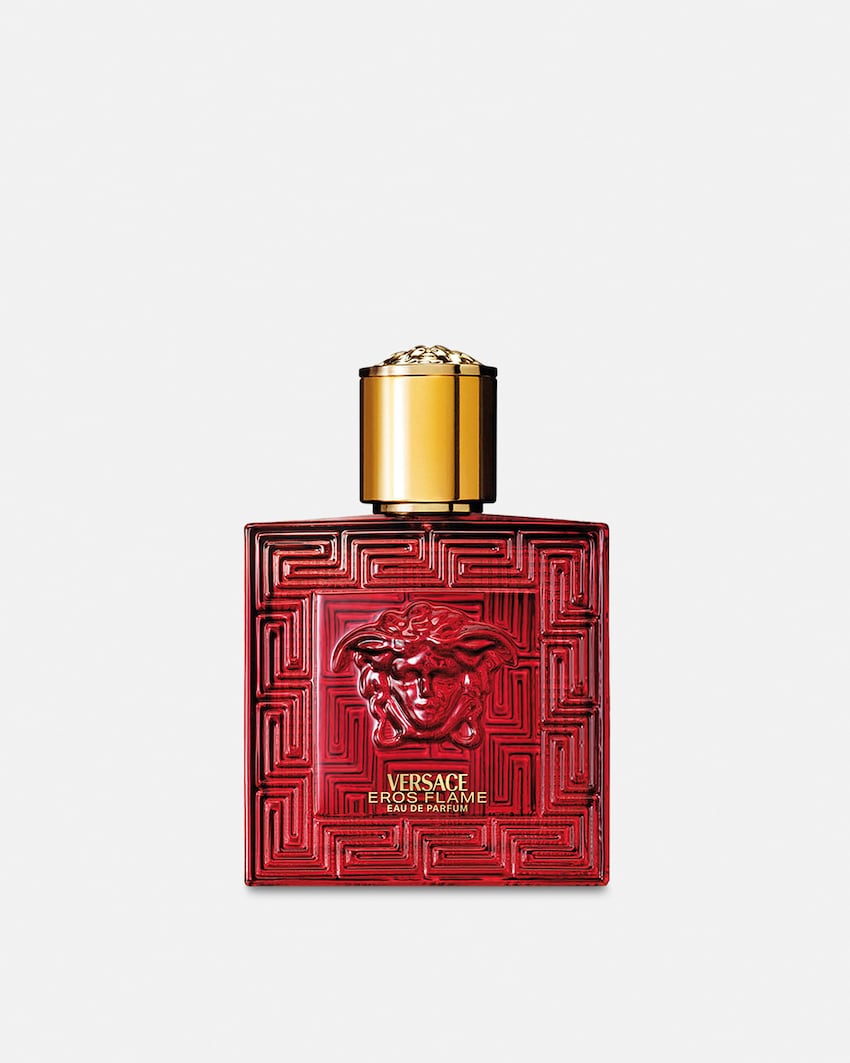 Oryginalny flakon Versace Eros Flame Eau de Parfum na jasnym tle