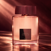 Tom Ford Cafe Rose 2023 EDP 100 ml – flakon perfum w luksusowej aranżacji reklamowej